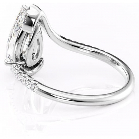 Inel de logodnă Sienna din aur Alb 14kt cu moissanite tăietură pară – Montură pavé rafinată pentru profil mediu | Personalizează și configurează gratuit online [4]