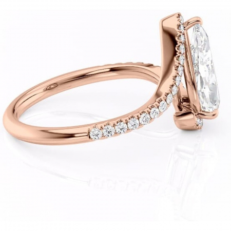 Inel de logodnă Sienna din aur Rose 18kt cu moissanite tăietură pară – Montură pavé rafinată pentru profil mediu | Personalizează și configurează gratuit online [1]