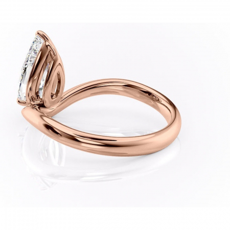 Inel de logodnă Silvara din aur Rose 14kt cu moissanite tăietură pară – Solitar rafinată pentru profil jos | Personalizează și configurează gratuit online [4]