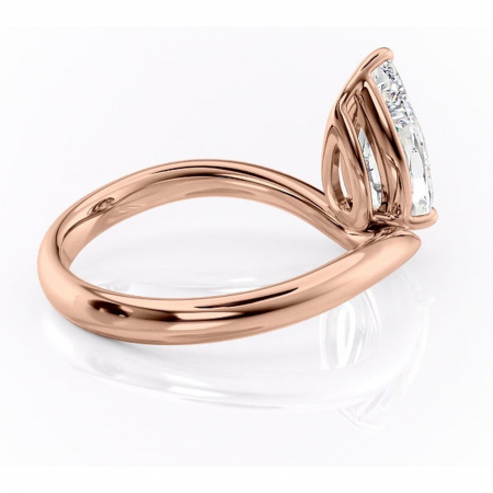 Inel de logodnă Silvara din aur Rose 14kt cu moissanite tăietură pară – Solitar rafinată pentru profil jos | Personalizează și configurează gratuit online [2]