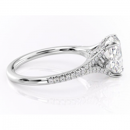 Inel de logodnă Skye din aur Alb 14kt cu moissanite tăietură ovală – Montură pavé rafinată pentru profil înalt | Personalizează și configurează gratuit online [1]