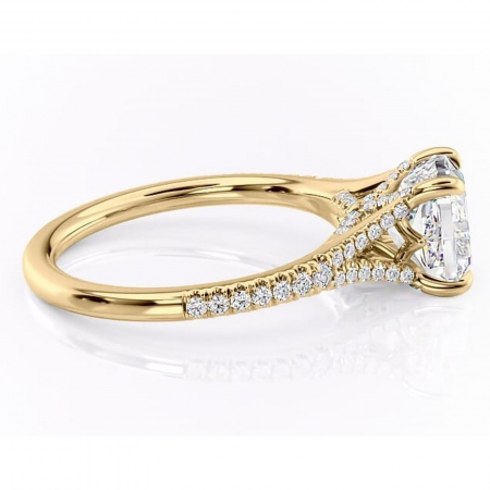 Inel de logodnă Skye din aur Galben 18kt cu moissanite tăietură pernă – Montură pavé rafinată pentru profil înalt | Personalizează și configurează gratuit online [1]