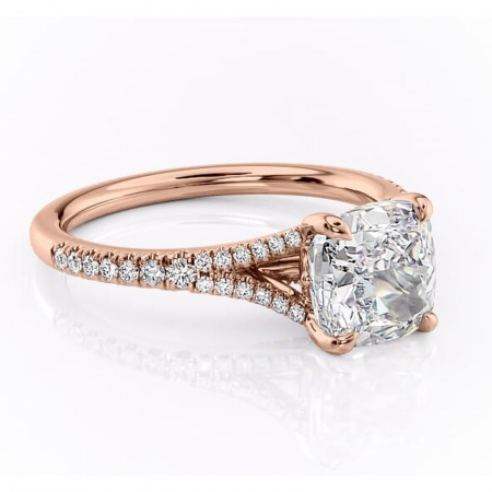 18K - Inel de logodnă Skye din aur Rose 18kt cu moissanite tăietură pernă – Montură pavé rafinată pentru profil înalt | Personalizează și configurează gratuit online