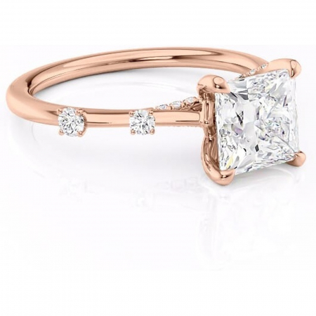 18K - Inel de logodnă Talia din aur Rose 18kt cu moissanite tăietură princess – Pietre laterale rafinată pentru profil înalt | Personalizează și configurează gratuit online