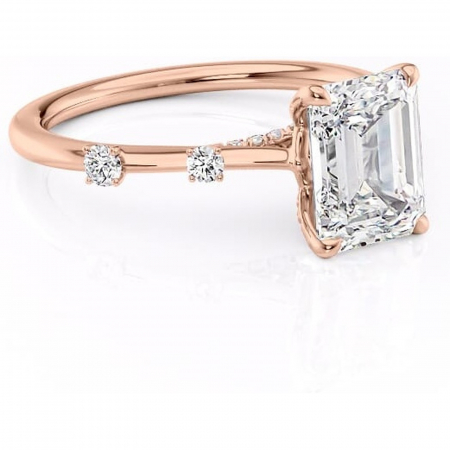 14K - Inel de logodnă Talia din aur Rose 14kt cu moissanite tăietură smarald – Pietre laterale rafinată pentru profil înalt | Personalizează și configurează gratuit online