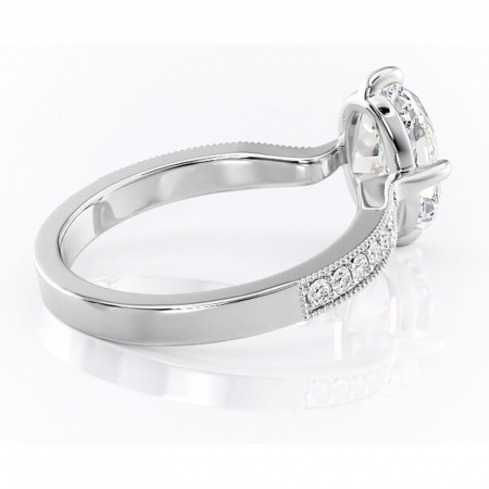 Inel de logodnă Thalia din aur Alb 14kt cu moissanite tăietură ovală – Montură pavé rafinată pentru profil mediu | Personalizează și configurează gratuit online [2]