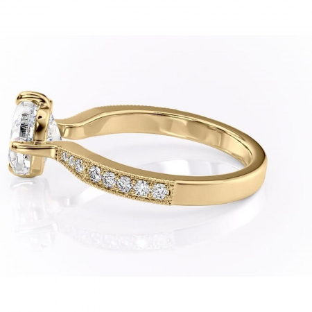 Inel de logodnă Thalia din aur Galben 18kt cu moissanite tăietură pernă – Montură pavé rafinată pentru profil mediu | Personalizează și configurează gratuit online [5]