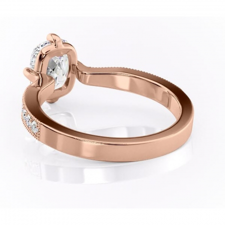 Inel de logodnă Thalia din aur Rose 14kt cu moissanite tăietură pernă – Montură pavé rafinată pentru profil mediu | Personalizează și configurează gratuit online [3]