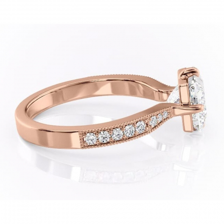 Inel de logodnă Thalia din aur Rose 18kt cu moissanite tăietură princess – Montură pavé rafinată pentru profil mediu | Personalizează și configurează gratuit online [1]