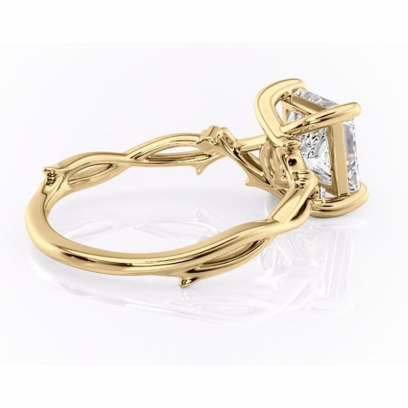 Inel de logodnă Thalina din aur Galben 18kt cu moissanite tăietură princess – Solitar rafinată pentru profil mediu | Personalizează și configurează gratuit online [2]