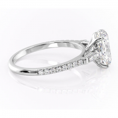 Inel de logodnă Theodora din aur Alb 14kt cu moissanite tăietură ovală – Montură cu trei pietre rafinată pentru profil înalt | Personalizează și configurează gratuit online [1]