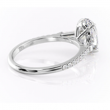 Inel de logodnă Theodora din aur Alb 14kt cu moissanite tăietură ovală – Montură cu trei pietre rafinată pentru profil înalt | Personalizează și configurează gratuit online [2]