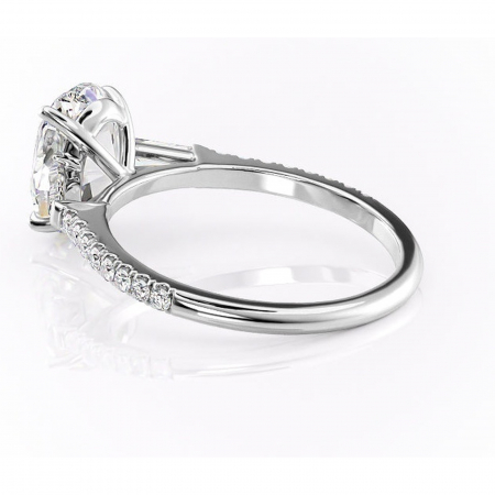 Inel de logodnă Theodora din aur Alb 14kt cu moissanite tăietură ovală – Montură cu trei pietre rafinată pentru profil înalt | Personalizează și configurează gratuit online [4]