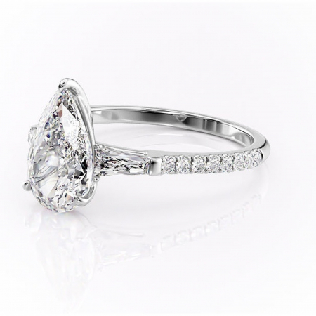 Inel de logodnă Theodora din aur Alb 14kt cu moissanite tăietură pară – Montură cu trei pietre rafinată pentru profil înalt | Personalizează și configurează gratuit online [6]