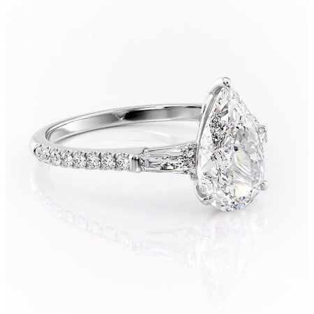 Pară - Inel de logodnă Theodora din aur Alb 14kt cu moissanite tăietură pară – Montură cu trei pietre rafinată pentru profil înalt | Personalizează și configurează gratuit online