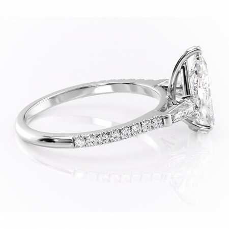 Inel de logodnă Theodora din aur Alb 14kt cu moissanite tăietură pară – Montură cu trei pietre rafinată pentru profil înalt | Personalizează și configurează gratuit online [1]