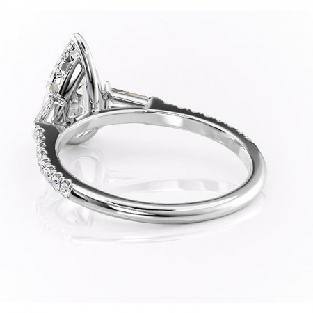 Inel de logodnă Theodora din aur Alb 14kt cu moissanite tăietură pară – Montură cu trei pietre rafinată pentru profil înalt | Personalizează și configurează gratuit online [3]