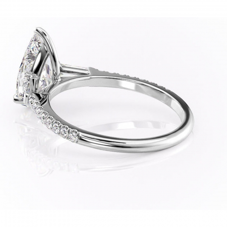 Inel de logodnă Theodora din aur Alb 14kt cu moissanite tăietură pară – Montură cu trei pietre rafinată pentru profil înalt | Personalizează și configurează gratuit online [4]