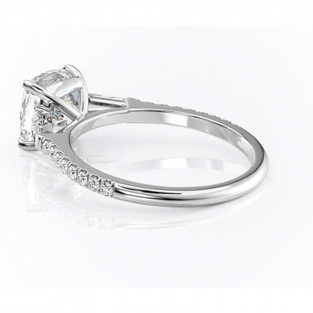 Inel de logodnă Theodora din aur Alb 14kt cu moissanite tăietură pernă – Montură cu trei pietre rafinată pentru profil înalt | Personalizează și configurează gratuit online [4]