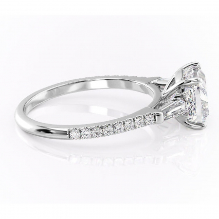 Inel de logodnă Theodora din aur Alb 14kt cu moissanite tăietură pernă – Montură cu trei pietre rafinată pentru profil înalt | Personalizează și configurează gratuit online [1]
