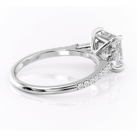 Inel de logodnă Theodora din aur Alb 14kt cu moissanite tăietură princess – Montură cu trei pietre rafinată pentru profil înalt | Personalizează și configurează gratuit online [2]