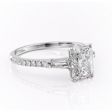 Radiantă - Inel de logodnă Theodora din aur Alb 14kt cu moissanite tăietură radiantă – Montură cu trei pietre rafinată pentru profil înalt | Personalizează și configurează gratuit online