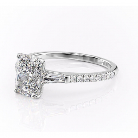 Inel de logodnă Theodora din aur Alb 14kt cu moissanite tăietură radiantă – Montură cu trei pietre rafinată pentru profil înalt | Personalizează și configurează gratuit online [6]