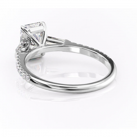 Inel de logodnă Theodora din aur Alb 14kt cu moissanite tăietură radiantă – Montură cu trei pietre rafinată pentru profil înalt | Personalizează și configurează gratuit online [3]