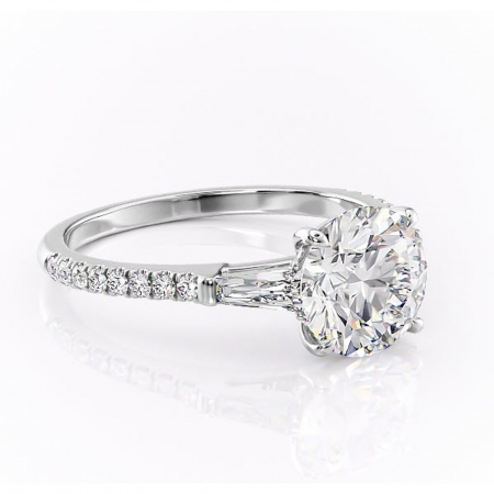 Accent - Inel de logodnă Theodora din aur Alb 14kt cu moissanite tăietură rotundă – Montură cu trei pietre rafinată pentru profil înalt | Personalizează și configurează gratuit online