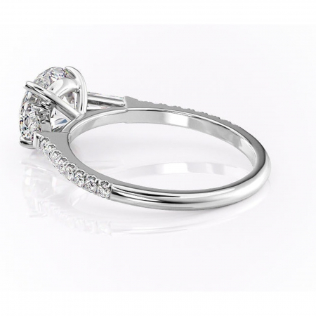 Inel de logodnă Theodora din aur Alb 14kt cu moissanite tăietură rotundă – Montură cu trei pietre rafinată pentru profil înalt | Personalizează și configurează gratuit online [4]