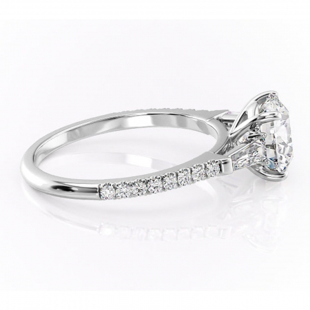 Inel de logodnă Theodora din aur Alb 14kt cu moissanite tăietură rotundă – Montură cu trei pietre rafinată pentru profil înalt | Personalizează și configurează gratuit online [1]