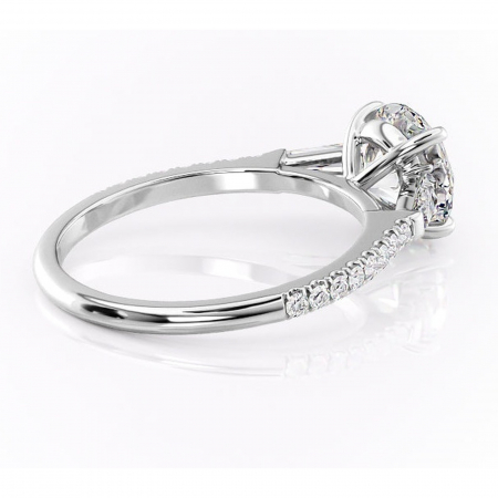 Inel de logodnă Theodora din aur Alb 14kt cu moissanite tăietură rotundă – Montură cu trei pietre rafinată pentru profil înalt | Personalizează și configurează gratuit online [2]