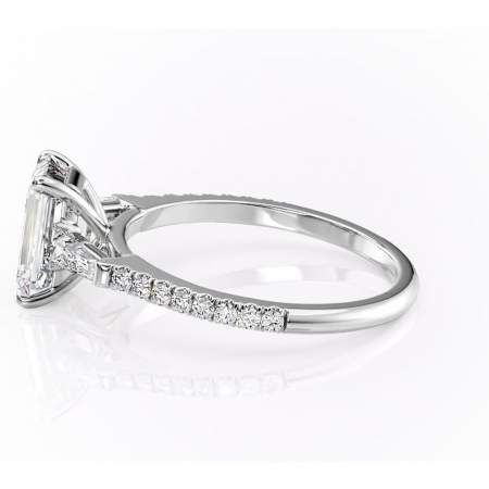 Inel de logodnă Theodora din aur Alb 14kt cu moissanite tăietură smarald – Montură cu trei pietre rafinată pentru profil înalt | Personalizează și configurează gratuit online [5]