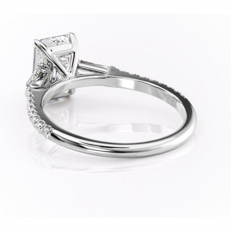 Inel de logodnă Theodora din aur Alb 14kt cu moissanite tăietură smarald – Montură cu trei pietre rafinată pentru profil înalt | Personalizează și configurează gratuit online [3]