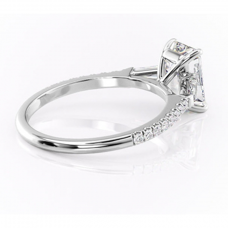 Inel de logodnă Theodora din aur Alb 14kt cu moissanite tăietură smarald – Montură cu trei pietre rafinată pentru profil înalt | Personalizează și configurează gratuit online [2]