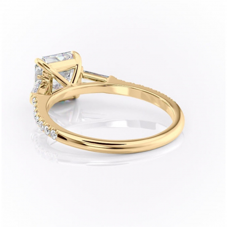 Inel de logodnă Theodora din aur Galben 18kt cu moissanite tăietură asscher – Montură cu trei pietre rafinată pentru profil înalt | Personalizează și configurează gratuit online [3]