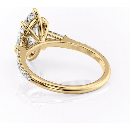Inel de logodnă Theodora din aur Galben 18kt cu moissanite tăietură marquise – Montură cu trei pietre rafinată pentru profil înalt | Personalizează și configurează gratuit online [3]