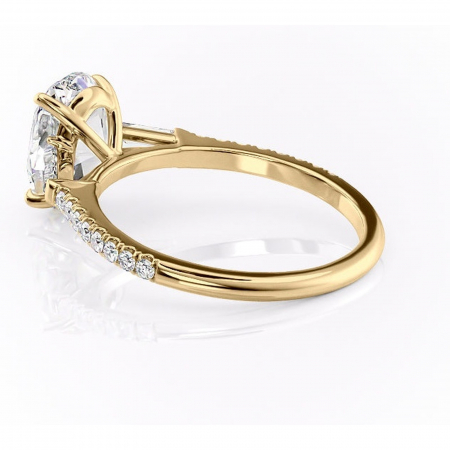 Inel de logodnă Theodora din aur Galben 14kt cu moissanite tăietură ovală – Montură cu trei pietre rafinată pentru profil înalt | Personalizează și configurează gratuit online [4]