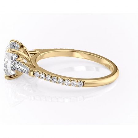 Inel de logodnă Theodora din aur Galben 14kt cu moissanite tăietură pernă – Montură cu trei pietre rafinată pentru profil înalt | Personalizează și configurează gratuit online [5]