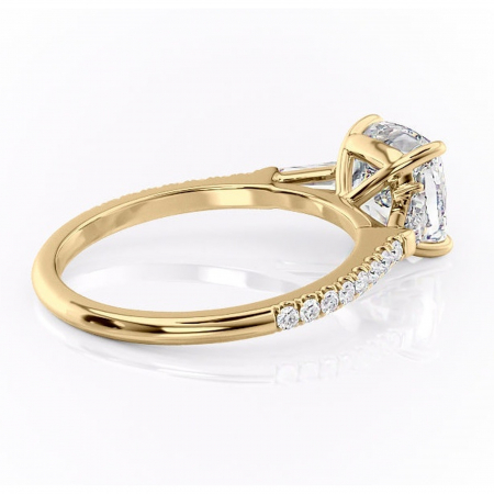 Inel de logodnă Theodora din aur Galben 14kt cu moissanite tăietură pernă – Montură cu trei pietre rafinată pentru profil înalt | Personalizează și configurează gratuit online [2]