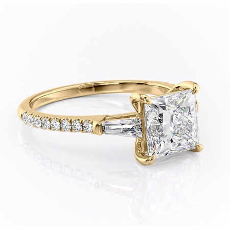 14K - Inel de logodnă Theodora din aur Galben 14kt cu moissanite tăietură princess – Montură cu trei pietre rafinată pentru profil înalt | Personalizează și configurează gratuit online