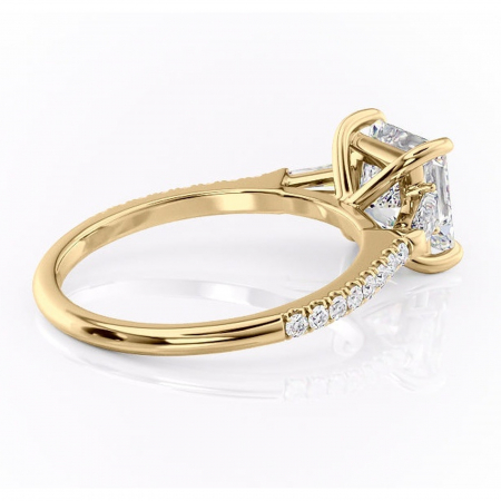 Inel de logodnă Theodora din aur Galben 14kt cu moissanite tăietură princess – Montură cu trei pietre rafinată pentru profil înalt | Personalizează și configurează gratuit online [2]
