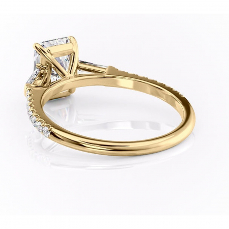 Inel de logodnă Theodora din aur Galben 14kt cu moissanite tăietură radiantă – Montură cu trei pietre rafinată pentru profil înalt | Personalizează și configurează gratuit online [3]