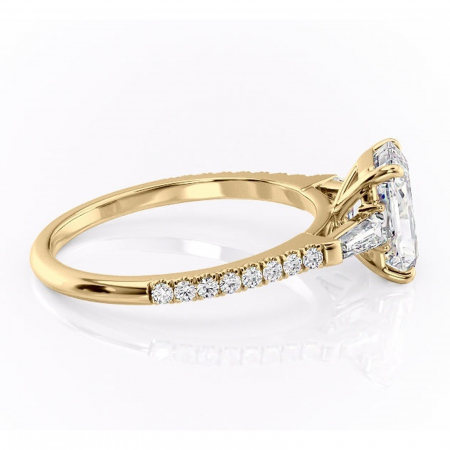 Inel de logodnă Theodora din aur Galben 14kt cu moissanite tăietură radiantă – Montură cu trei pietre rafinată pentru profil înalt | Personalizează și configurează gratuit online [1]