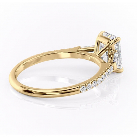 Inel de logodnă Theodora din aur Galben 14kt cu moissanite tăietură radiantă – Montură cu trei pietre rafinată pentru profil înalt | Personalizează și configurează gratuit online [2]