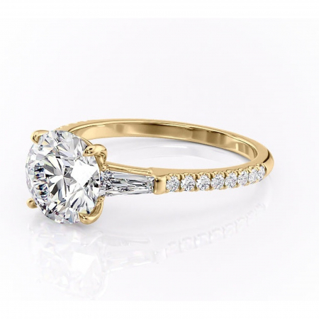 Inel de logodnă Theodora din aur Galben 14kt cu moissanite tăietură rotundă – Montură cu trei pietre rafinată pentru profil înalt | Personalizează și configurează gratuit online [6]