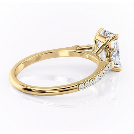 Inel de logodnă Theodora din aur Galben 14kt cu moissanite tăietură smarald – Montură cu trei pietre rafinată pentru profil înalt | Personalizează și configurează gratuit online [2]