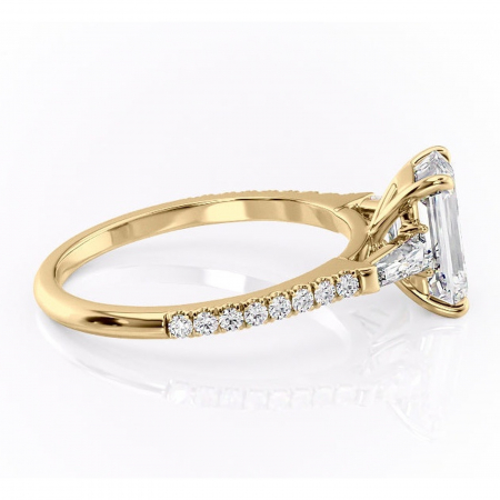 Inel de logodnă Theodora din aur Galben 14kt cu moissanite tăietură smarald – Montură cu trei pietre rafinată pentru profil înalt | Personalizează și configurează gratuit online [1]