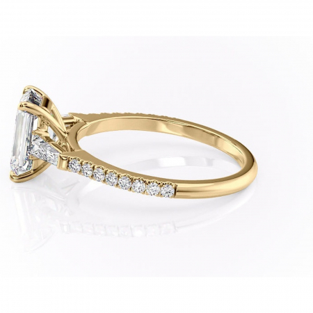 Inel de logodnă Theodora din aur Galben 14kt cu moissanite tăietură smarald – Montură cu trei pietre rafinată pentru profil înalt | Personalizează și configurează gratuit online [5]