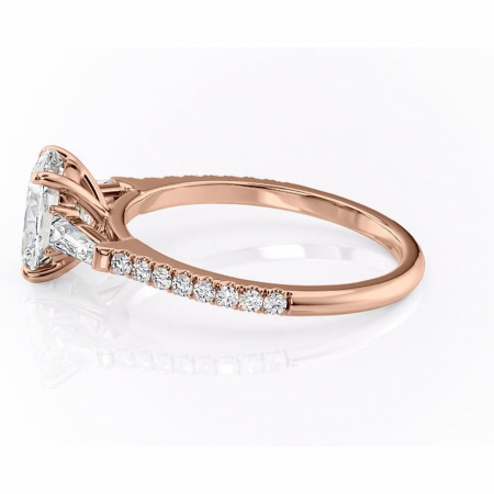 Inel de logodnă Theodora din aur Rose 14kt cu moissanite tăietură asscher – Montură cu trei pietre rafinată pentru profil înalt | Personalizează și configurează gratuit online [5]
